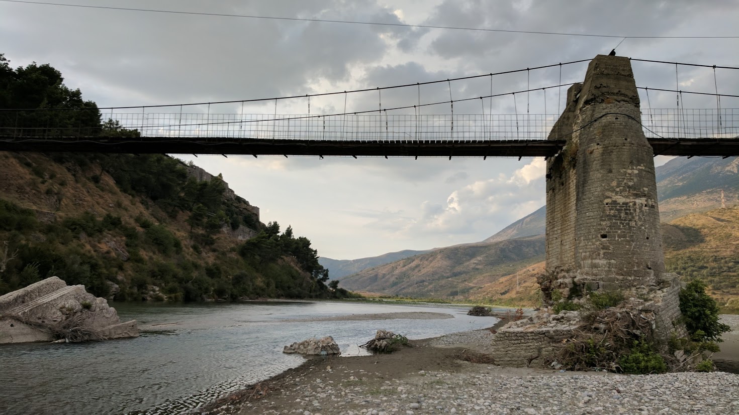 An der Hängebrücke von Tepelena