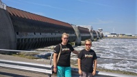 Birgit und Erik mit dem T-Shirt von Jurtenland am Eidersperrwerk
